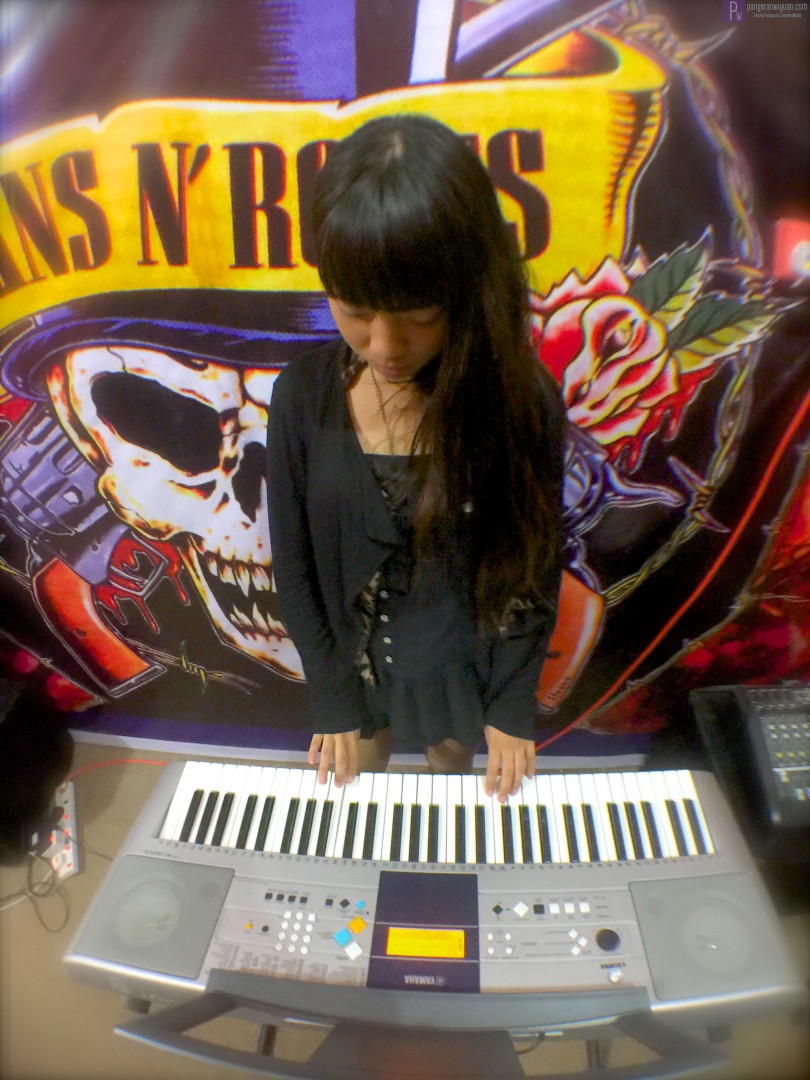 Just Come Back From Victorian Age - Our Miss Victoria Confuse To See The "Piano" Are So Small